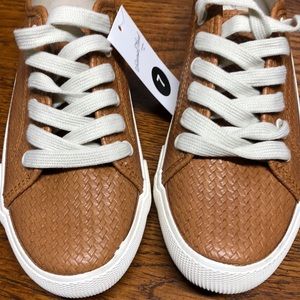 camel colored tennis shoes